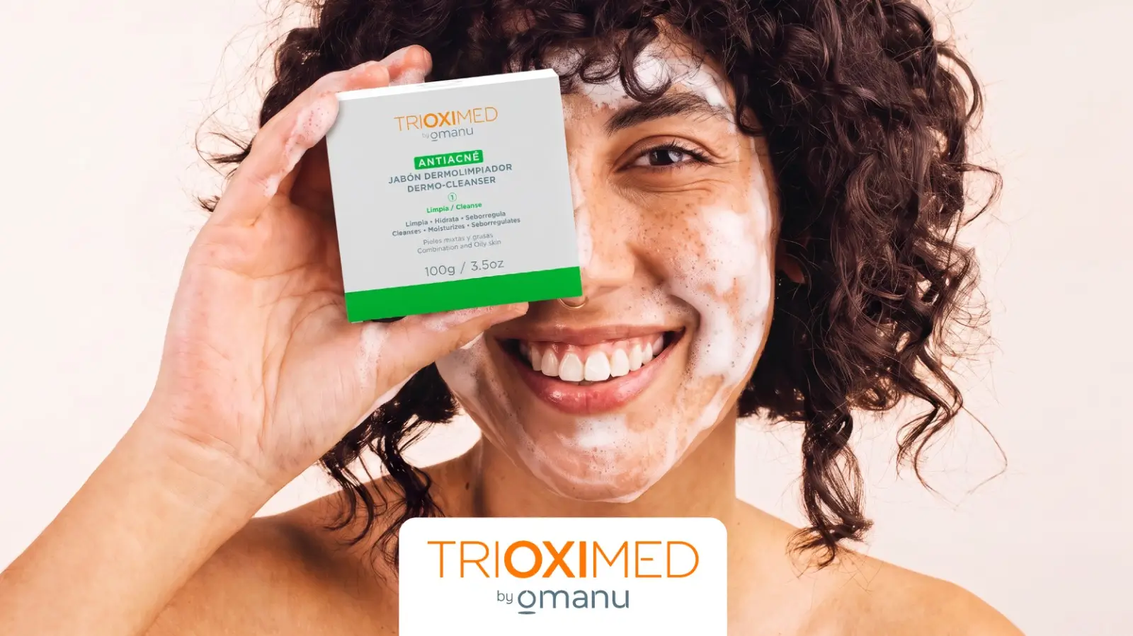 Jabón Dermolimpiador Antiacné de Trioximed aplicado sobre el rostro.